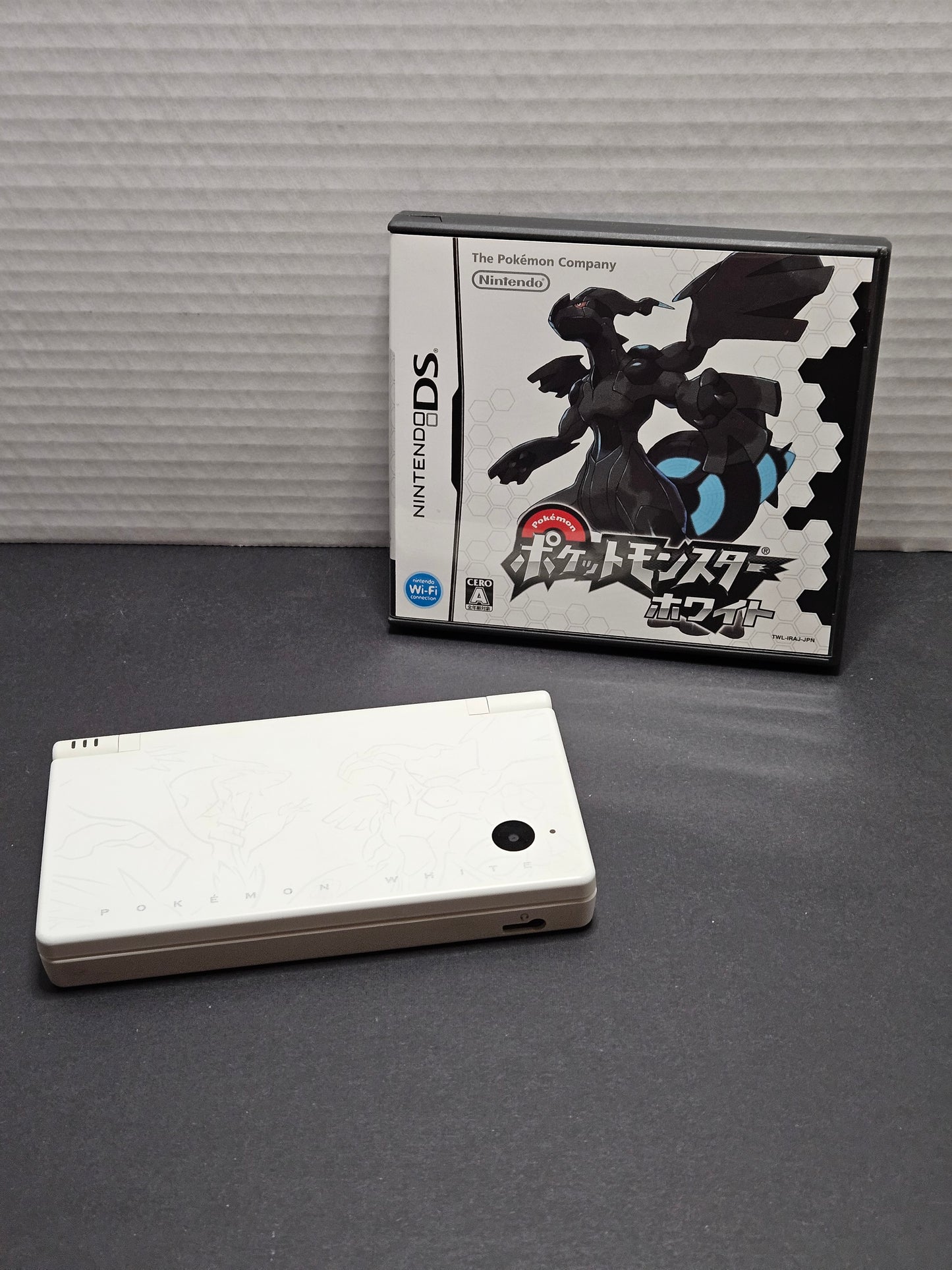 Nintendo DSi Console JP Reshiram Zekrom Edition Pokémon Black & White set