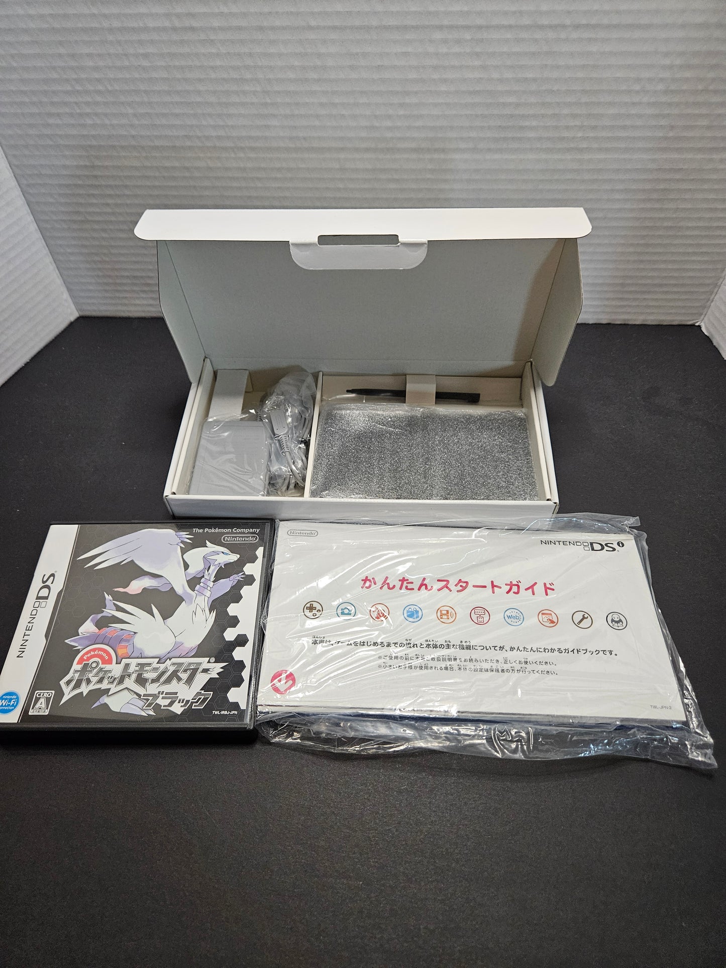 Nintendo DSi Console JP Reshiram Zekrom Edition Pokémon Black & White set